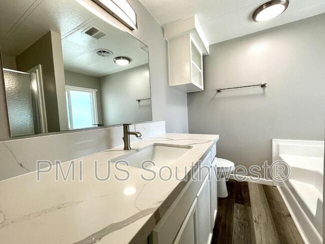 Building Photo - 738 Swan Dr