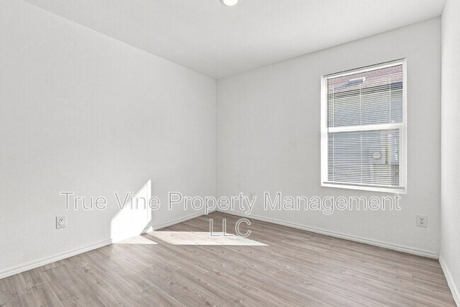 Building Photo - 2906 Millikan Dr