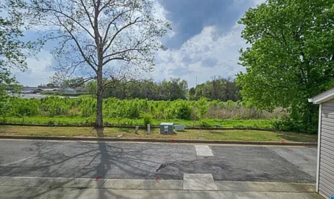 Building Photo - 21899 Williamsburg Dr