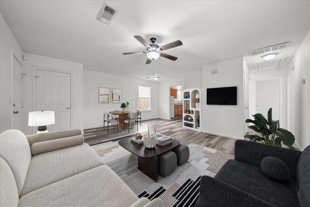 Primary Photo - 212 N Wood St