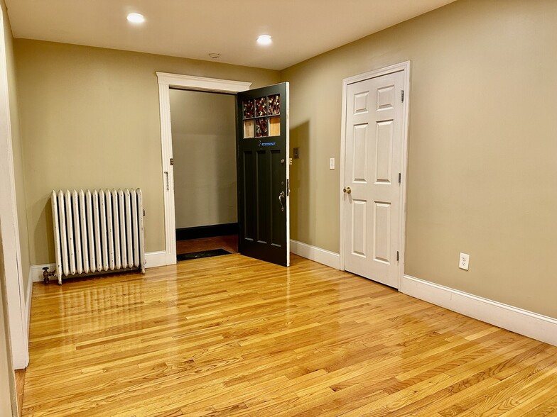 Building Photo - 74 Egmont St