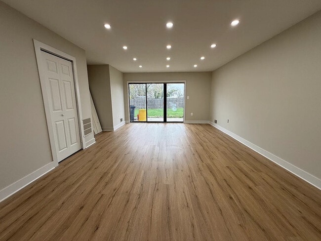 Building Photo - 11 Van Buren Pl