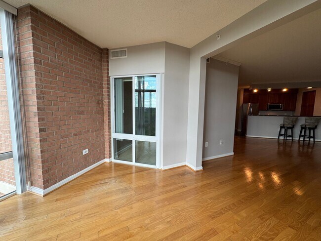 Building Photo - Bright 1 Bed 1 Bath Condo With Sunroom In ...