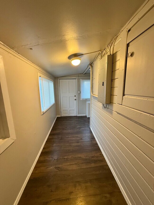 Building Photo - Monroe 1 Bedroom Home