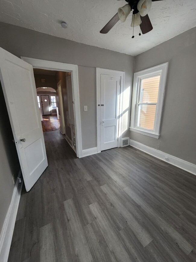 Building Photo - Top Floor 1 Bedroom Apartment with Private Balcony!