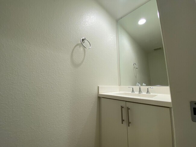 Building Photo - 3 bed, 3.5bath wihtin The Pacific Ridge Community in Oceanside