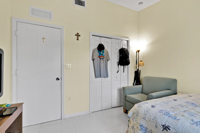 Building Photo - 3395 NE 9th Dr