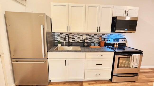 Building Photo - 2554 Third St. - 2554 Third St