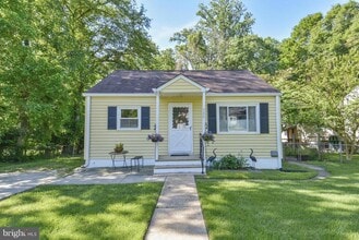 Building Photo - Quaint 2 Bedroom 2 Bath Cottage Style Home Near Rock Creek in Bethesda