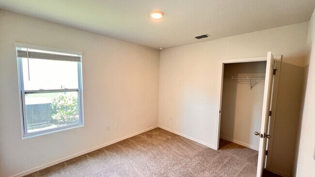 Building Photo - Beautiful 3 Bedroom, 2 Bathroom Home near ...