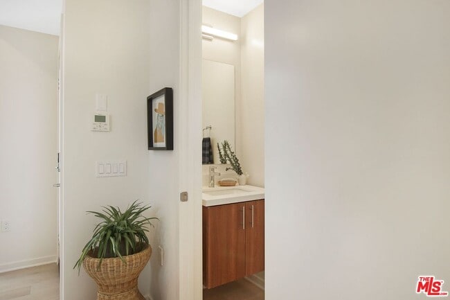 Building Photo - 1933 Griffith Park Blvd