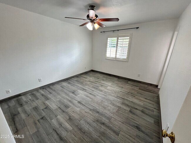 Building Photo - 413 W Piute Ave