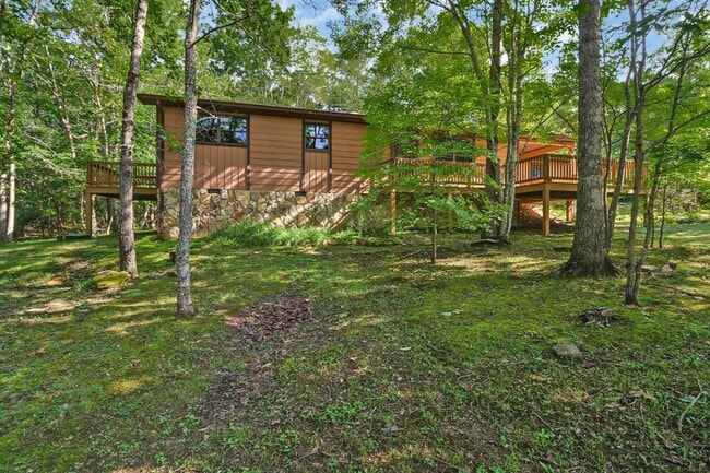 Building Photo - 3 bedroom / 2 bath on a private corner lot in Fairfield Glade