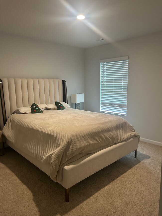 Building Photo - Beautiful 5 bedroom 2.5 bathroom new construction home