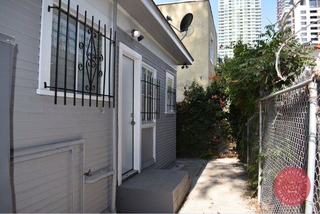 Building Photo - Charming 2-Bedroom Downtown Unit – Availab...