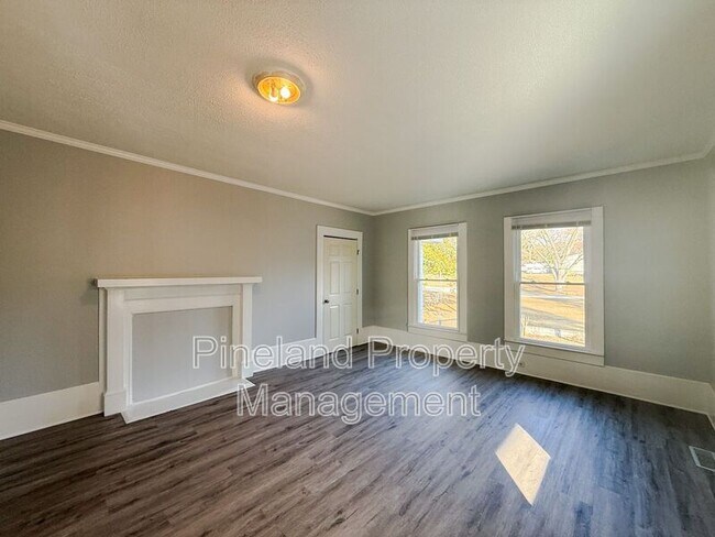 Building Photo - 413 E Donaldson Ave