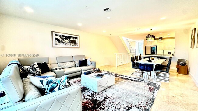 Building Photo - 814 NE 19th Ave