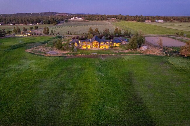 Building Photo - Stunning Tumalo Estate-6 Bed - 7.5 Bath ov...
