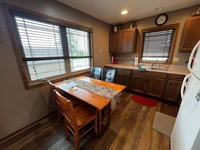Building Photo - Fully Furnished Lake Home Available Sept. 15th, thru May 15th