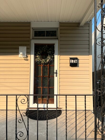 Schedule your visit to see the sunny 126 Merion! - 126 Merion Ave