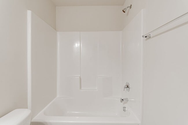 Building Photo - 5 bedroom Benjamin Floor Plan with a relax...