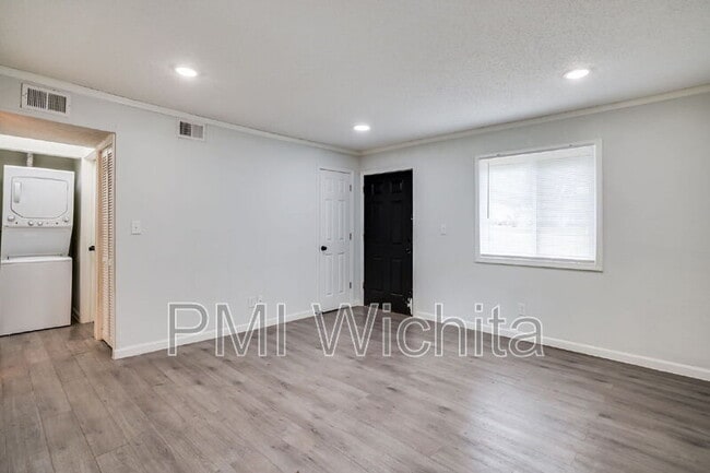 Building Photo - 420 W Mahoney Dr