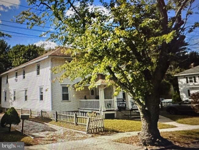 Building Photo - 422 Victoria St