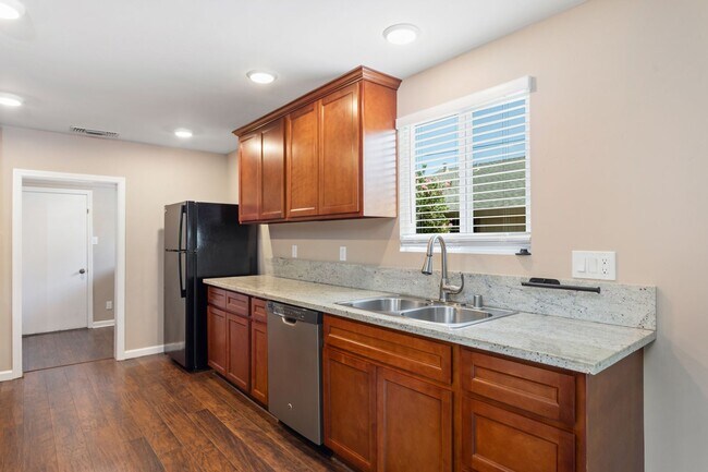 Building Photo - Gorgeous Upgraded home in Roseville