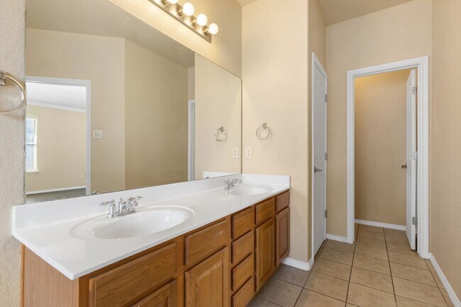 Building Photo - Charming Home Awaits: Spacious & Modern Li...