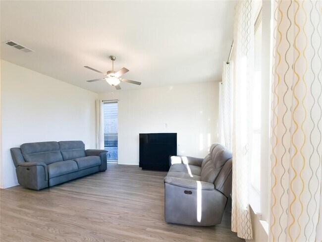 Building Photo - 627 Pheasant Hill Ln