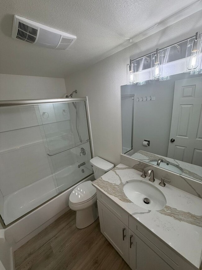 Building Photo - Newly Remodeled Large 2 Bedroom!