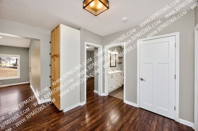 Building Photo - 6717 Roseland Dr