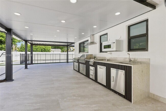 Building Photo - 9298 Jamaica Dr