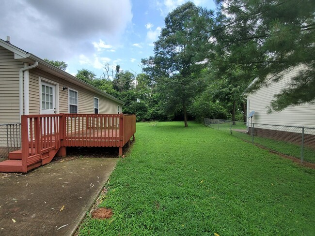 Building Photo - $1325.00 - Adorable 3 Bedroom 2 Bath Home ...