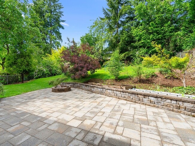 Building Photo - Sprawling 6 bed / 3.5 bath Home in Hillsda...