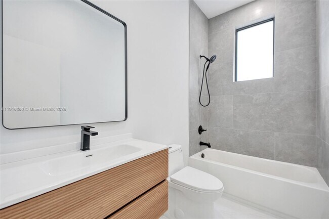 Building Photo - 119 NE 118th St