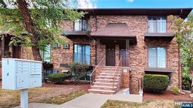 Building Photo - 8 Sewall Ave