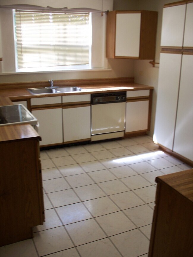 Building Photo - Beautiful Bungalow with heart-of-pine floors