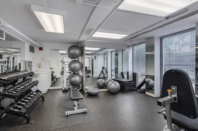 Building Photo - 1660 N La Salle Dr