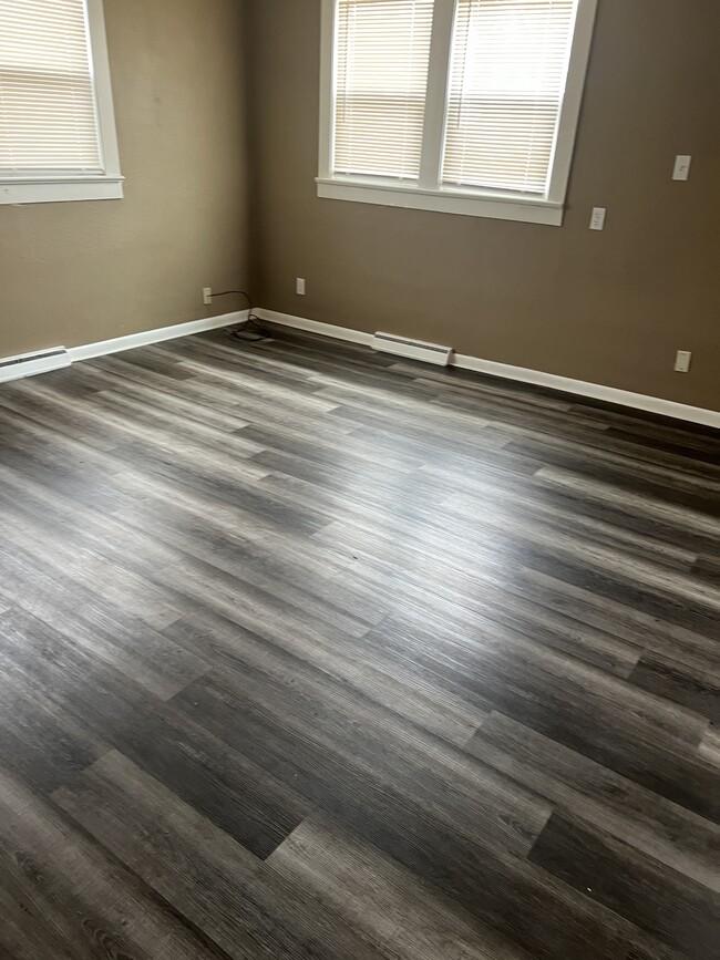 Building Photo - 921 E 8th Ave