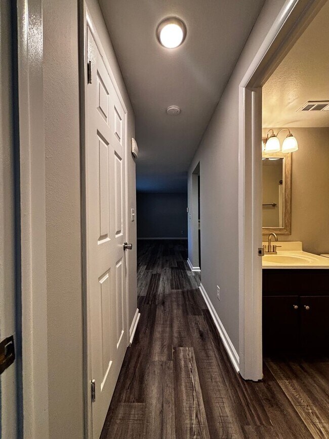 Building Photo - Updated 1 bed Apartment in Quiet Kettering Neighborhood - Schedule a tour now!