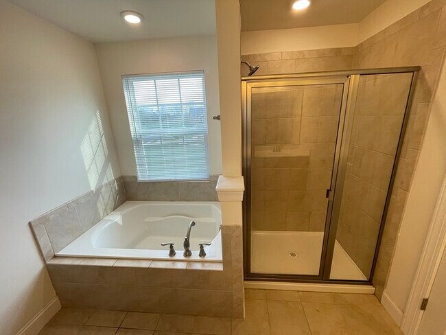 Building Photo - Crutcher Station home off Station Camp Blvd!