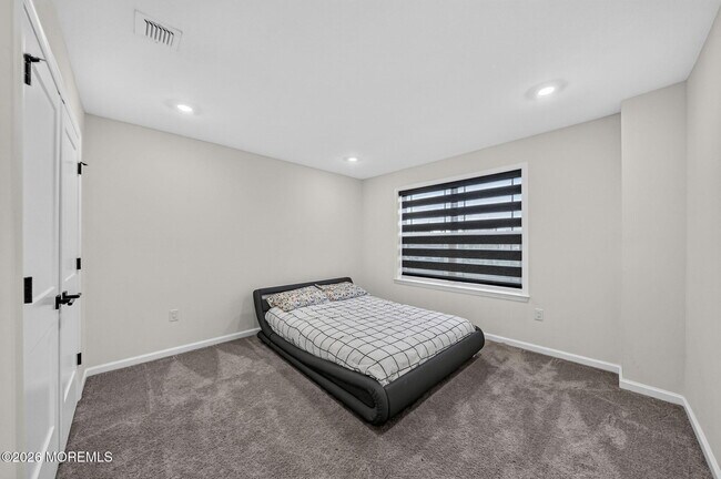 Building Photo - 319 Tulip Ct