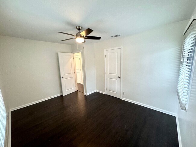 Building Photo - Fabulous 3 bedroom 1 bathroom updated home