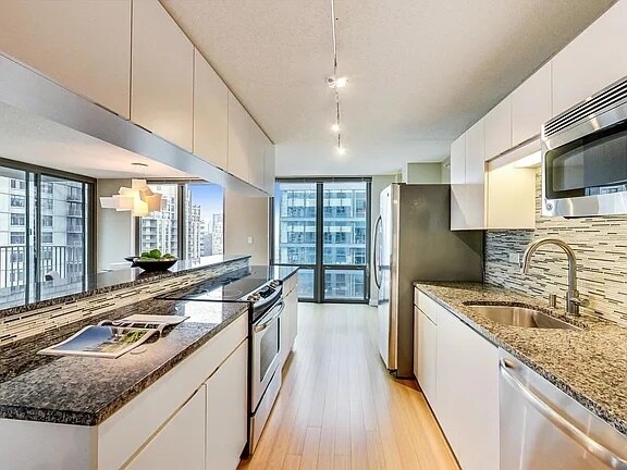 Building Photo - 2 E Erie St