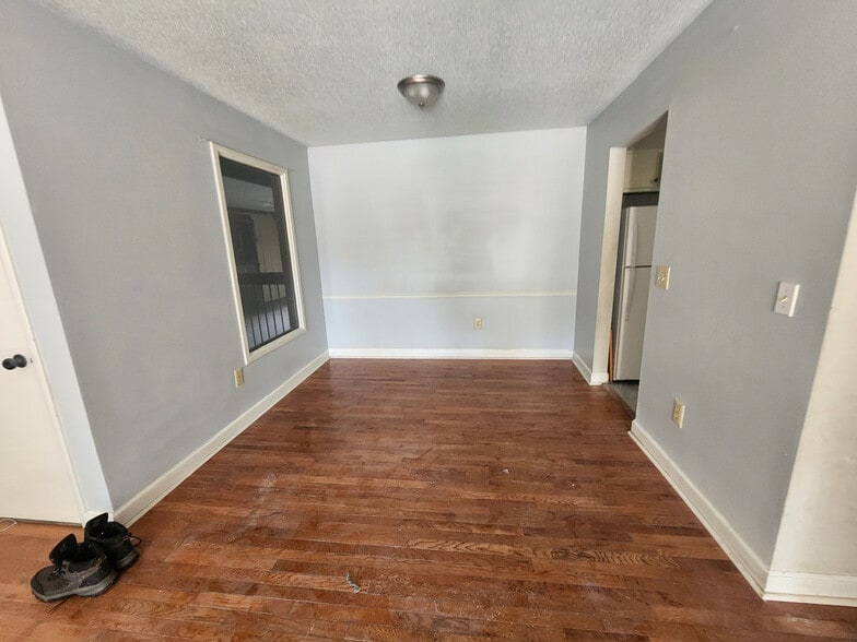 Building Photo - Room in Apartment on N Hamilton St