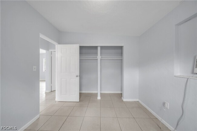 Building Photo - 1527 Gardenia Ave