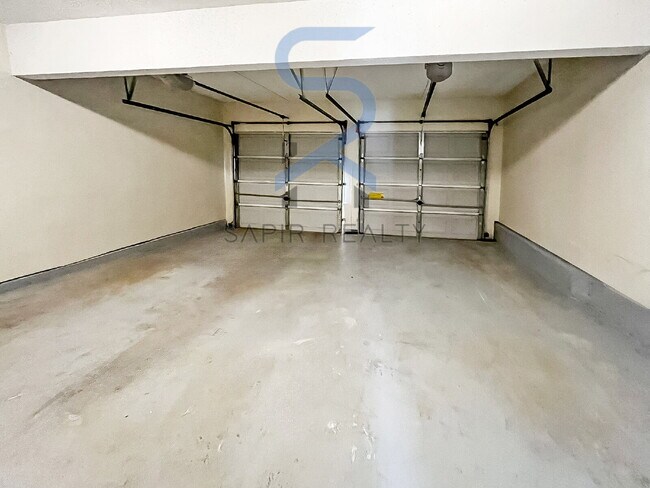 Building Photo - Move in before October 31st and choose you...