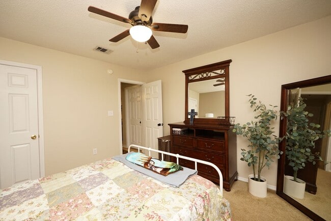 Building Photo - Lovely Cul-De-Sac Home in South Crestview