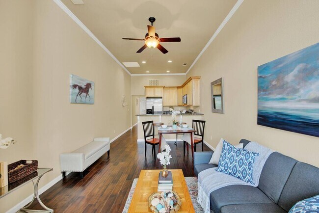 Building Photo - 528 Main St